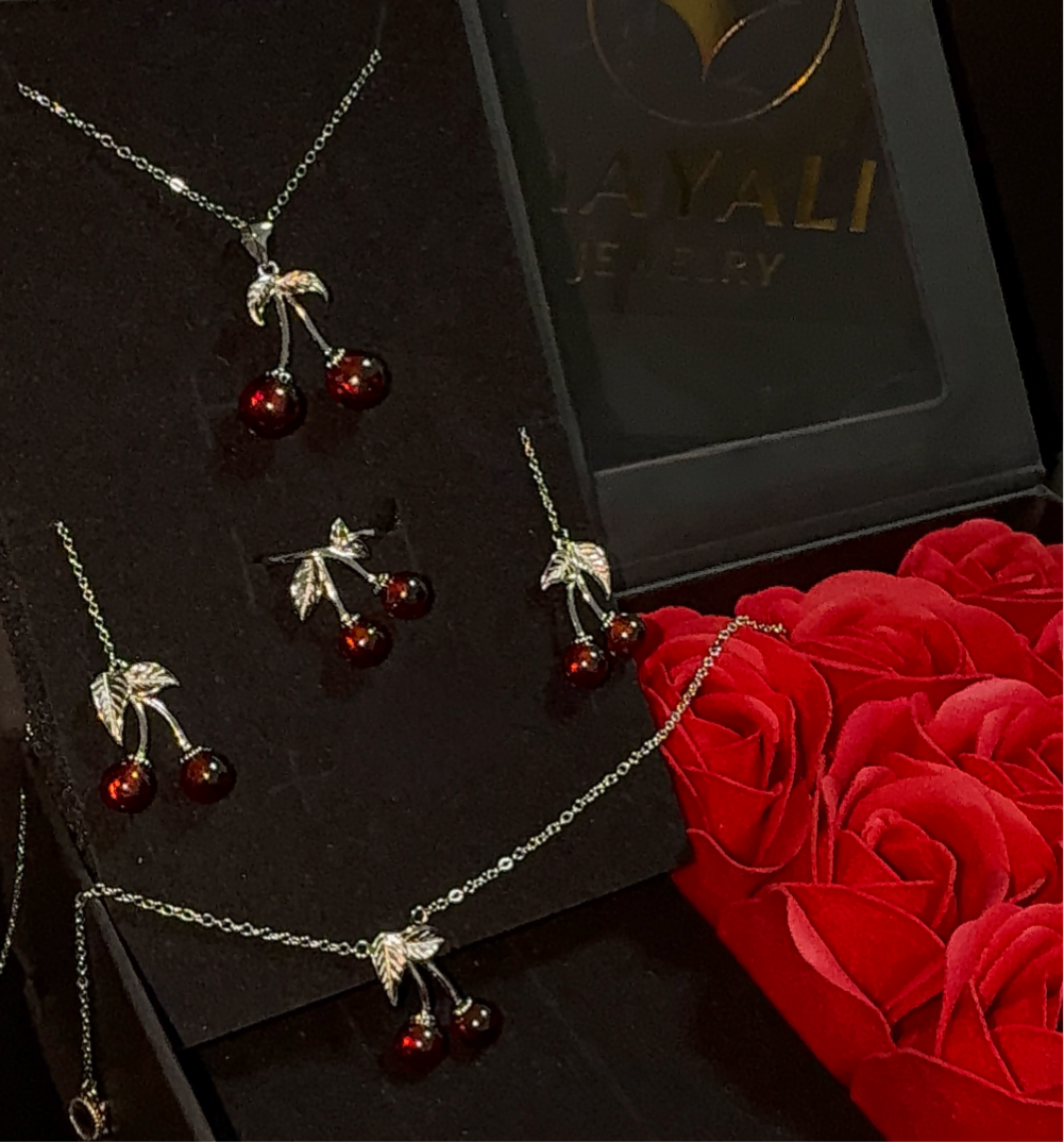 Zeitlose Eleganz: Silbernes Kirschen Schmuckset mit Edelsteinen für Frauen