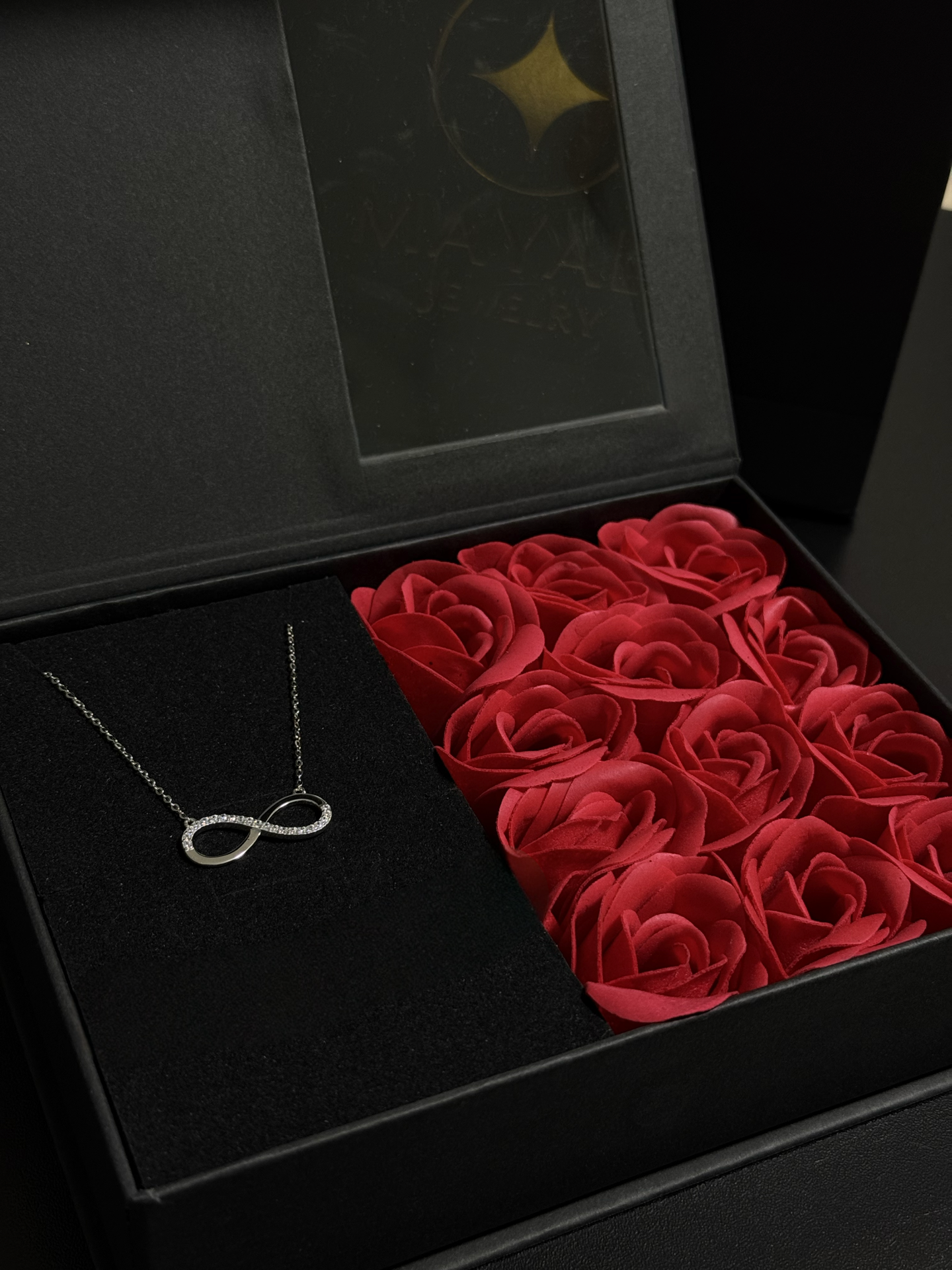 Elegante Infinity-Halskette aus 925 Sterling Silber
