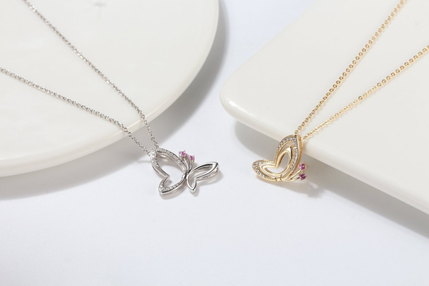 Elegante Schmetterling-Halskette in Gold und Silber– Das perfekte Geschenk für Frauen, liebevoll verpackt in einer Blumen-Geschenkbox