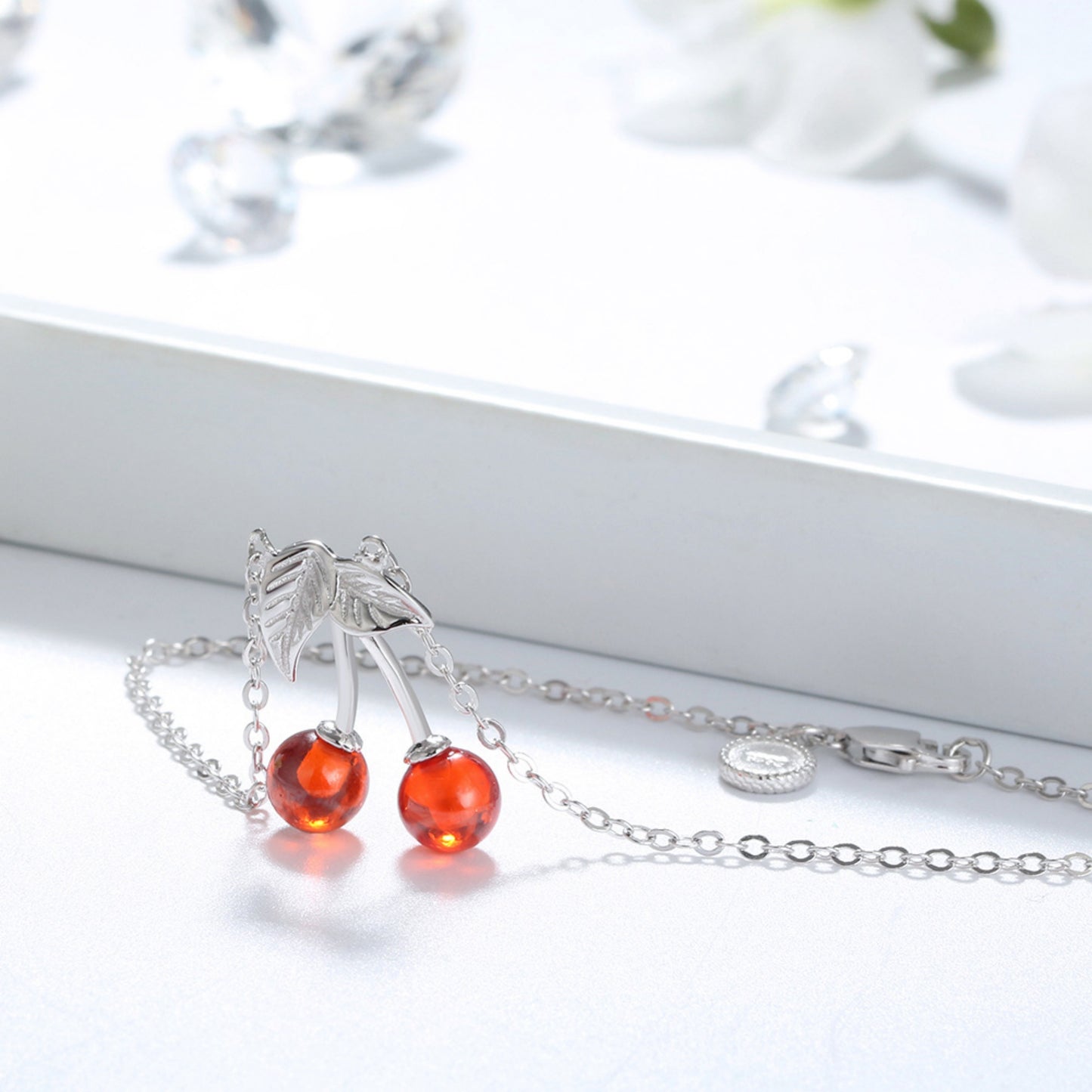 Zeitlose Eleganz: Silbernes Kirschen Schmuckset mit Edelsteinen für Frauen