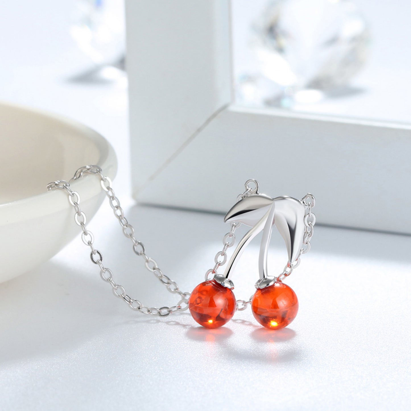 Zeitlose Eleganz: Silbernes Kirschen Schmuckset mit Edelsteinen für Frauen