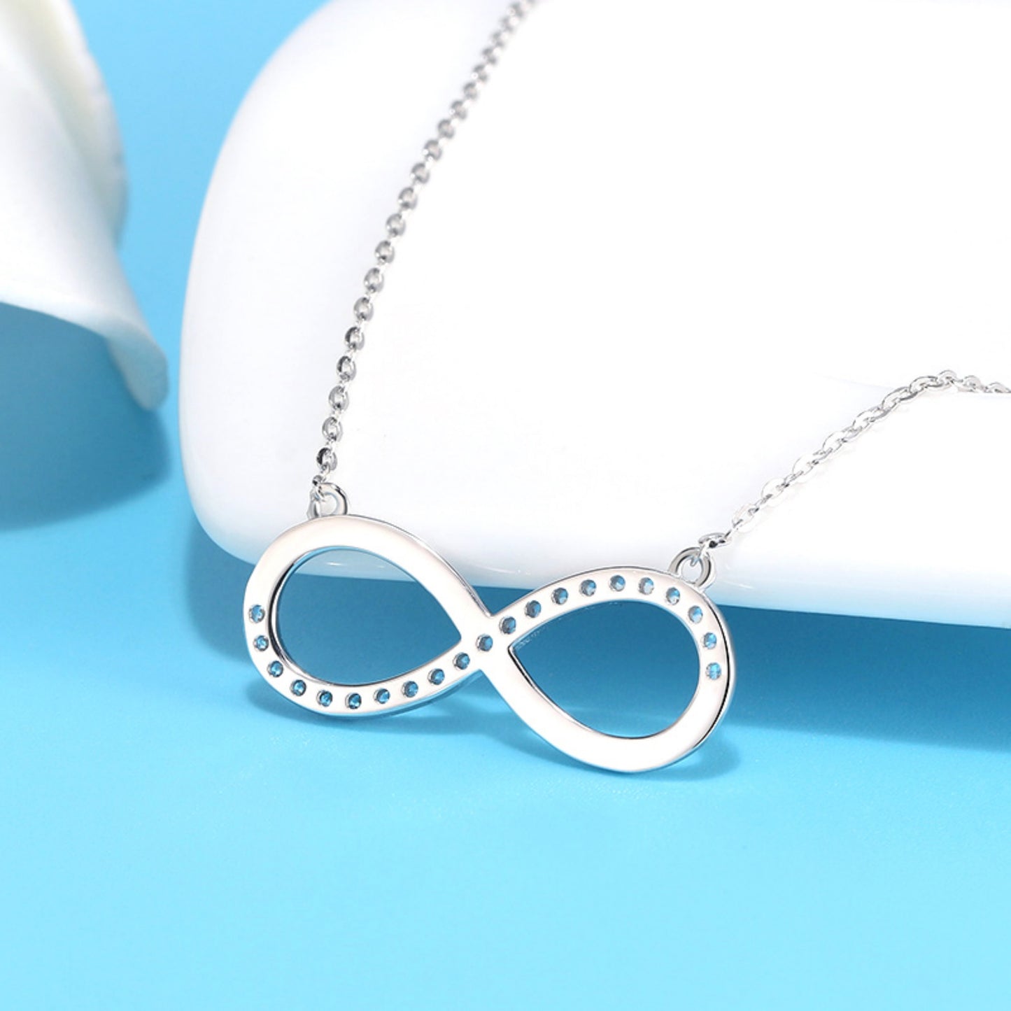 Elegante Infinity-Halskette aus 925 Sterling Silber