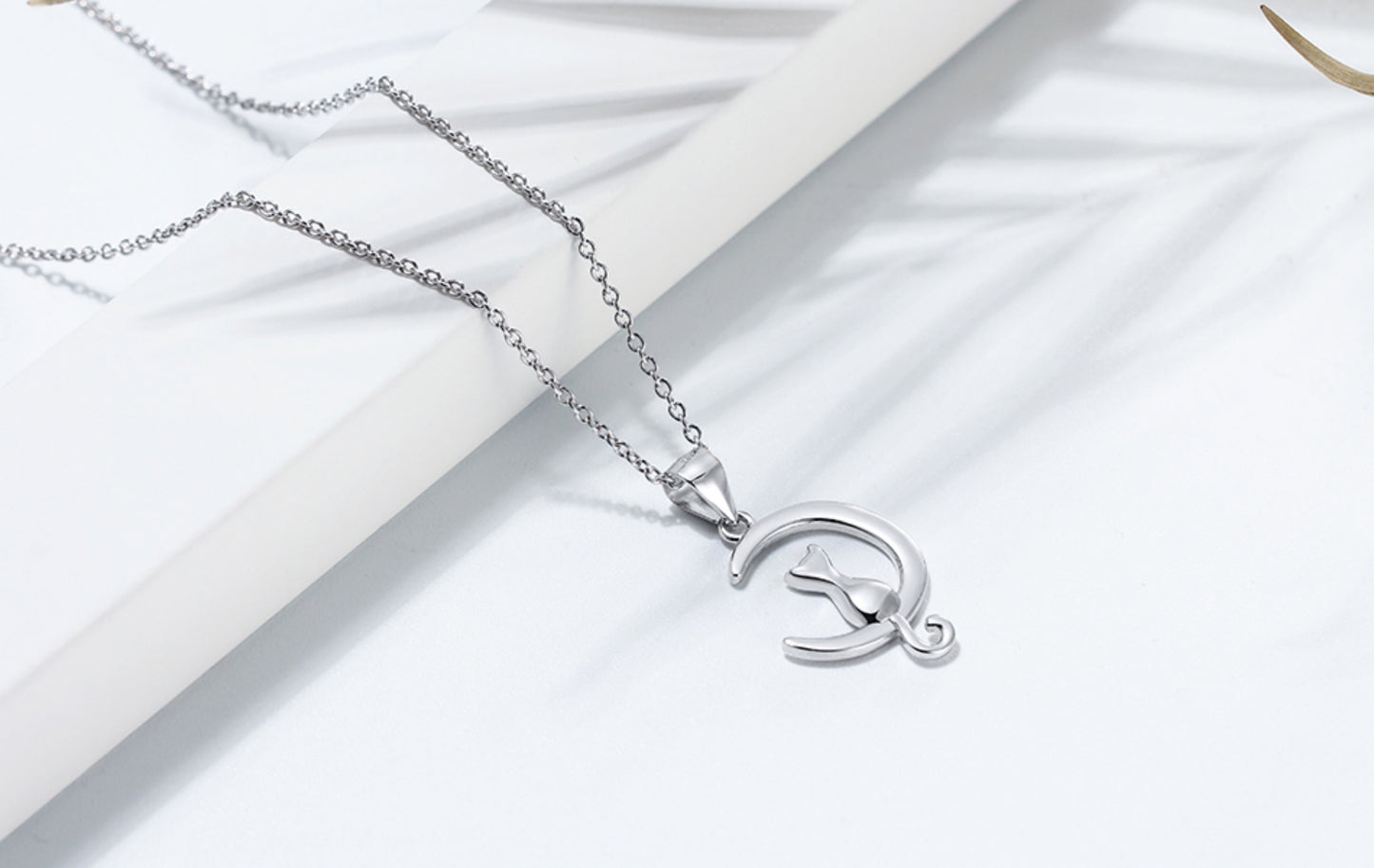 Zauberhafte Katzen-Halskette auf Halbmond aus 925 Sterling Silber perfekte Geschenke für Damen