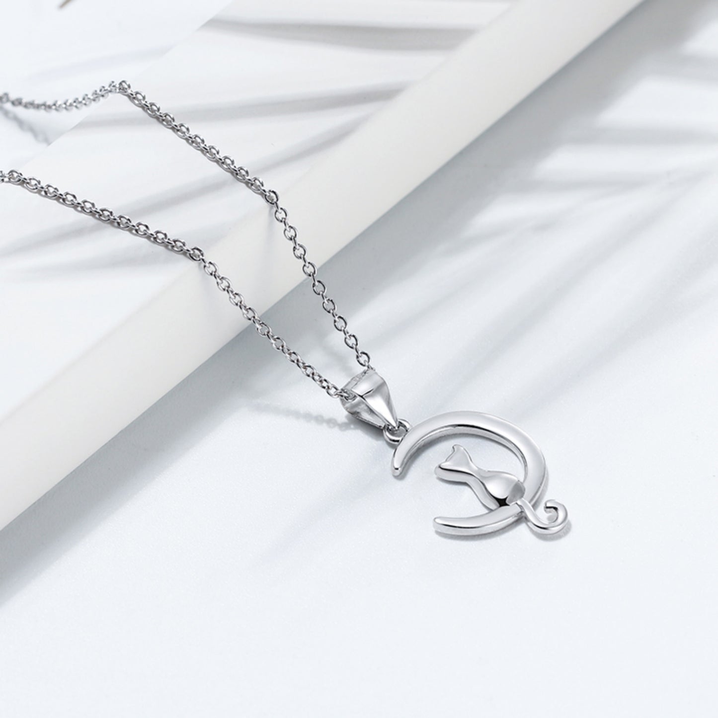 Zauberhafte Katzen-Halskette auf Halbmond aus 925 Sterling Silber perfekte Geschenke für Damen