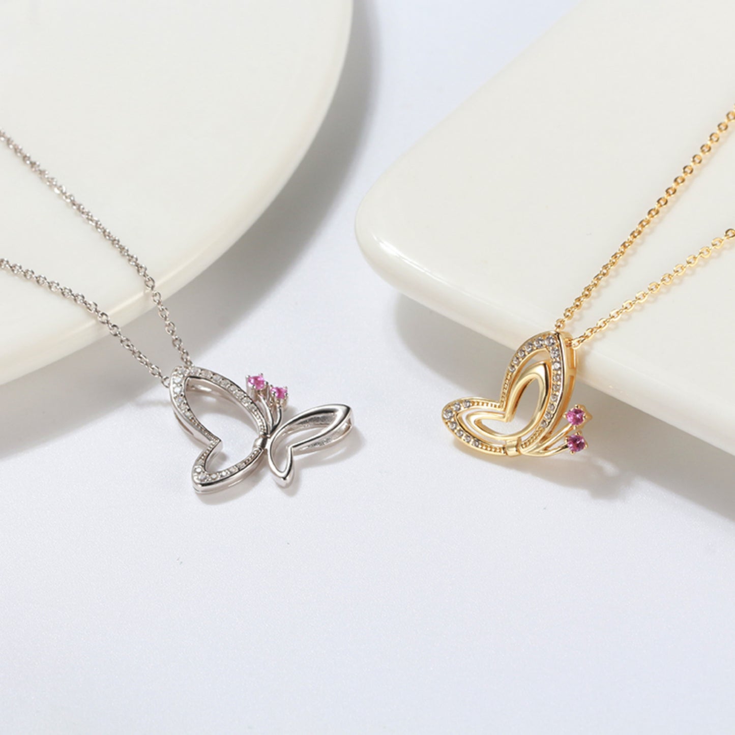 Elegante Schmetterling-Halskette in Gold und Silber– Das perfekte Geschenk für Frauen, liebevoll verpackt in einer Blumen-Geschenkbox