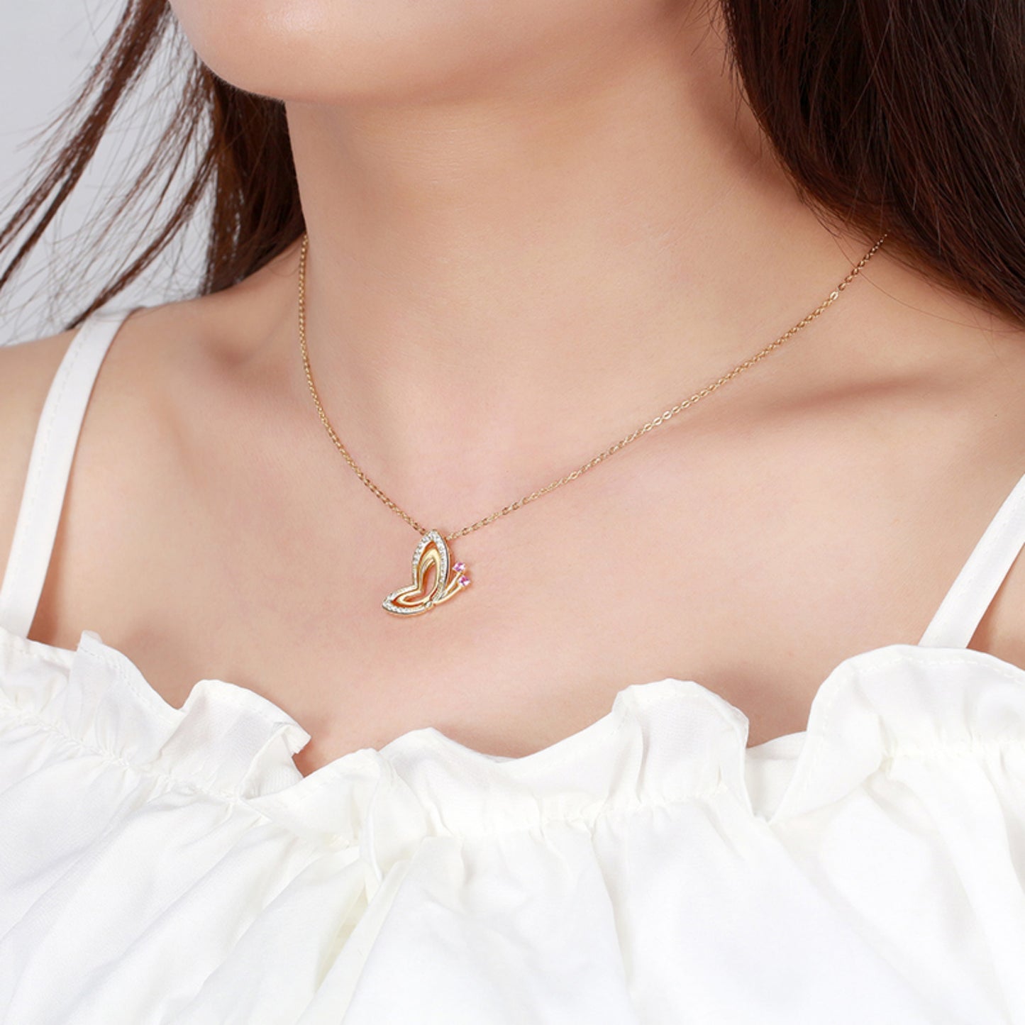 Elegante Schmetterling-Halskette in Gold und Silber– Das perfekte Geschenk für Frauen, liebevoll verpackt in einer Blumen-Geschenkbox