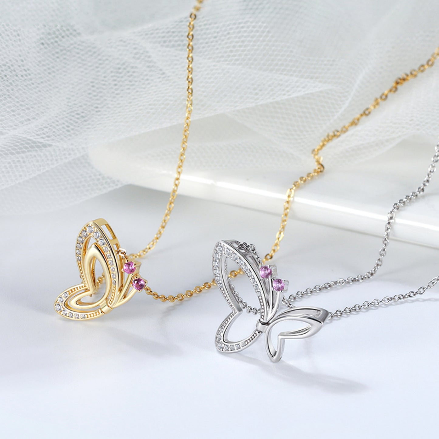 Elegante Schmetterling-Halskette in Gold und Silber– Das perfekte Geschenk für Frauen, liebevoll verpackt in einer Blumen-Geschenkbox