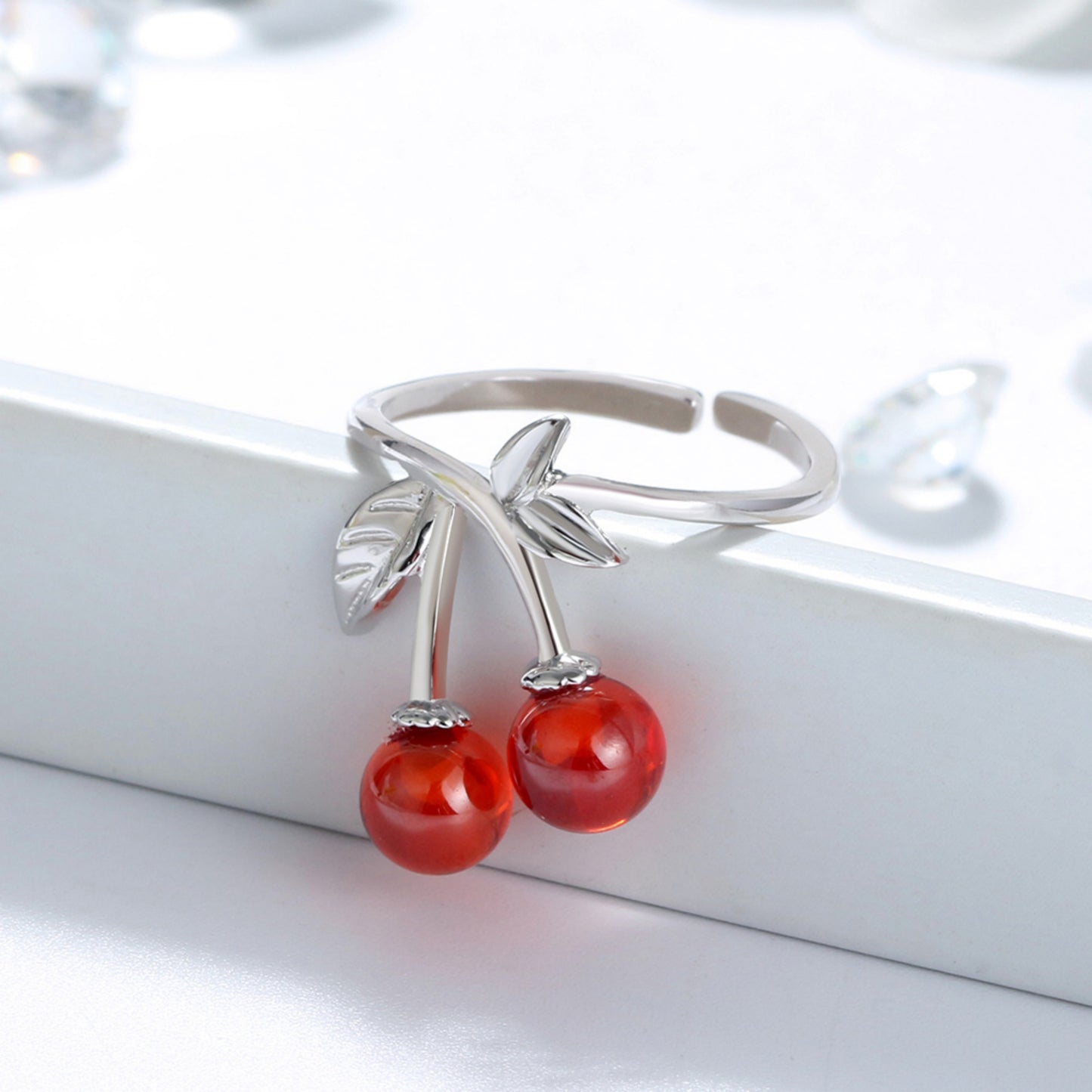 Zeitlose Eleganz: Silbernes Kirschen Schmuckset mit Edelsteinen für Frauen