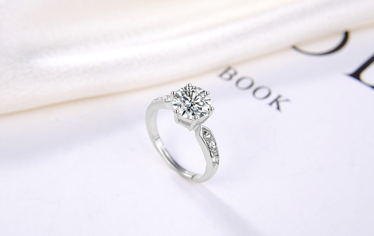 Zeitloser Silberring mit Strahlendem Zirkonia – Eleganz für Jeden Anlass