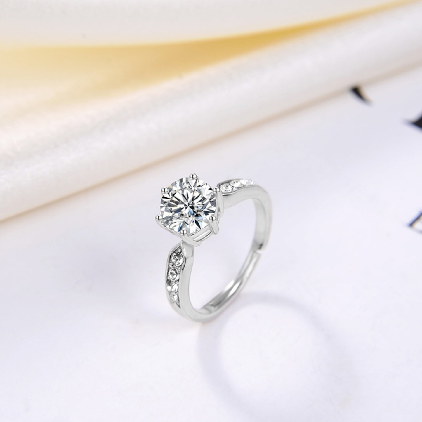 Zeitloser Silberring mit Strahlendem Zirkonia – Eleganz für Jeden Anlass