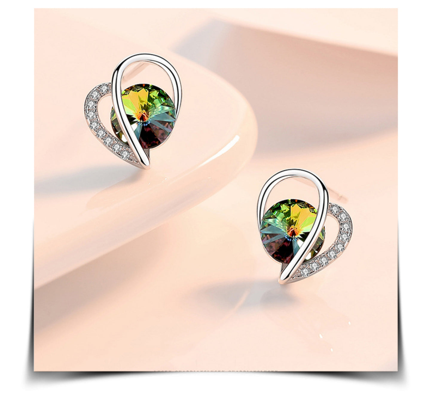 Schimmernde Eleganz: Zarte Ohrstecker mit Swarovski-Kristallen in Blumen-Geschenkbox