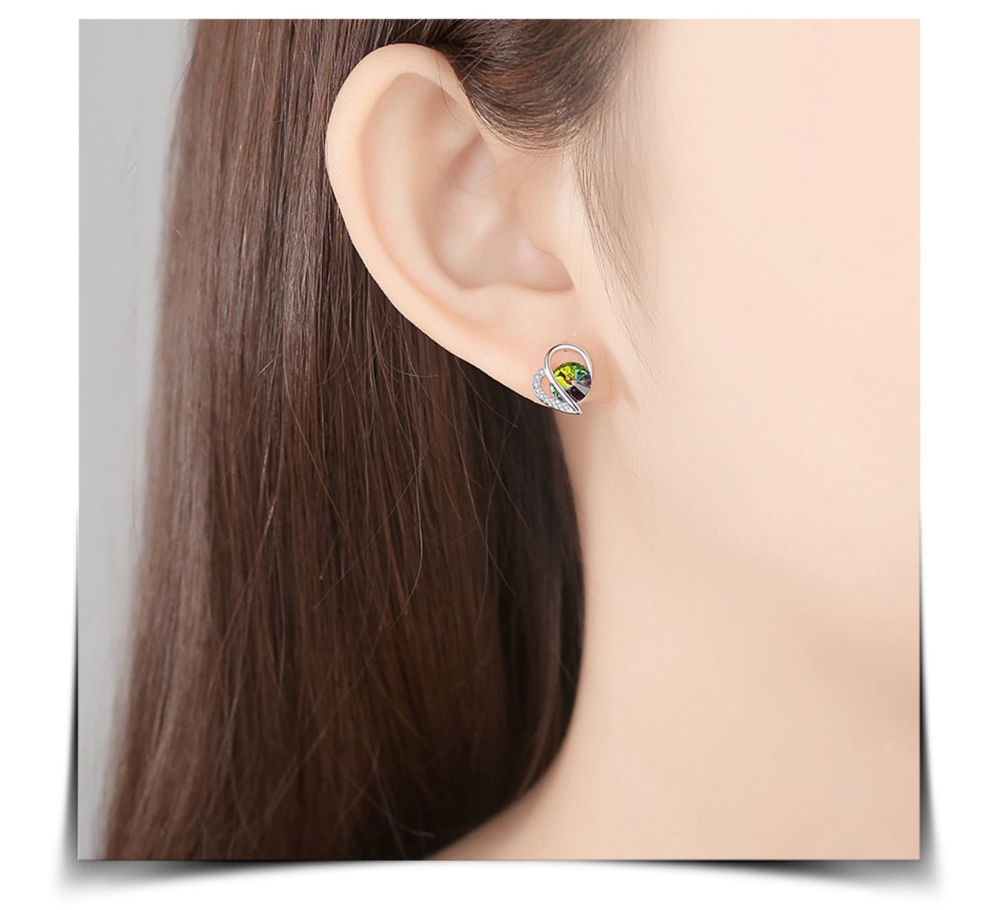 Schimmernde Eleganz: Zarte Ohrstecker mit Swarovski-Kristallen in Blumen-Geschenkbox