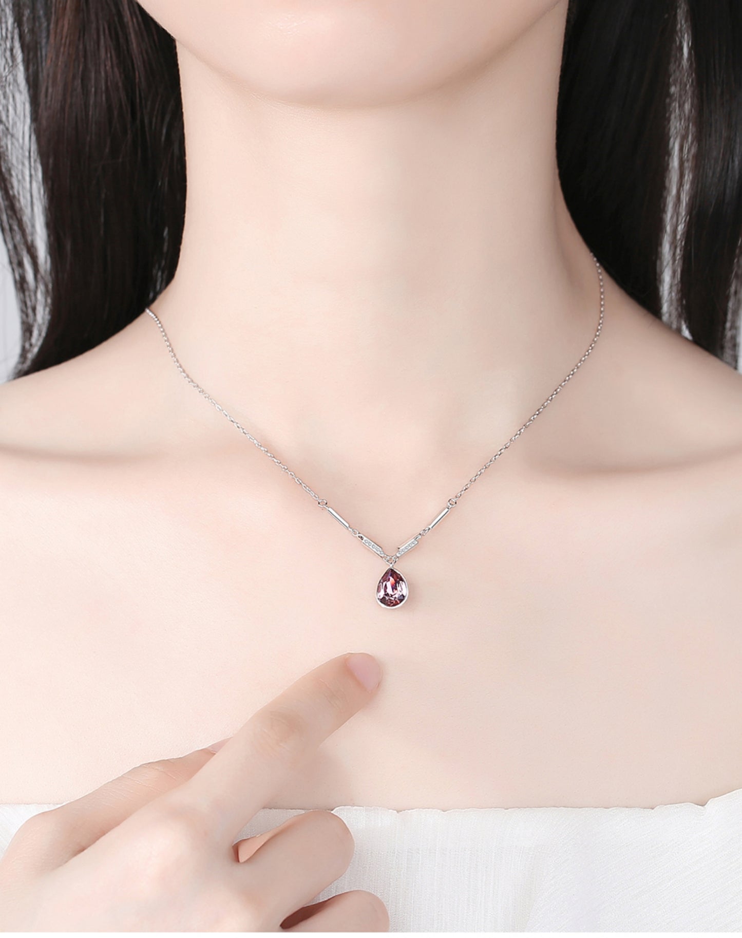 Elegantes Schmuck-Set aus 925er Sterlingsilber mit Swarovski-Kristallen im Tropfendesign – Halskette und Ohrringe in Blau oder Rosa, präsentiert in einer Blumen-Geschenkbox