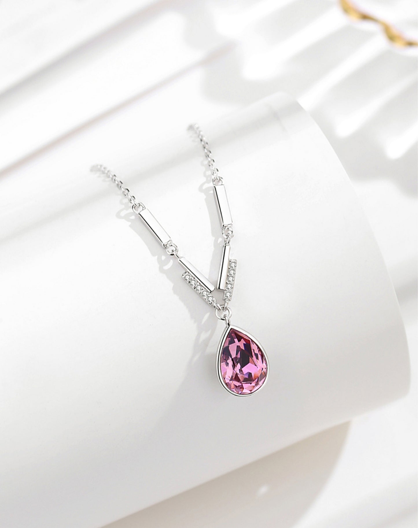 Elegantes Schmuck-Set aus 925er Sterlingsilber mit Swarovski-Kristallen im Tropfendesign – Halskette und Ohrringe in Blau oder Rosa, präsentiert in einer Blumen-Geschenkbox