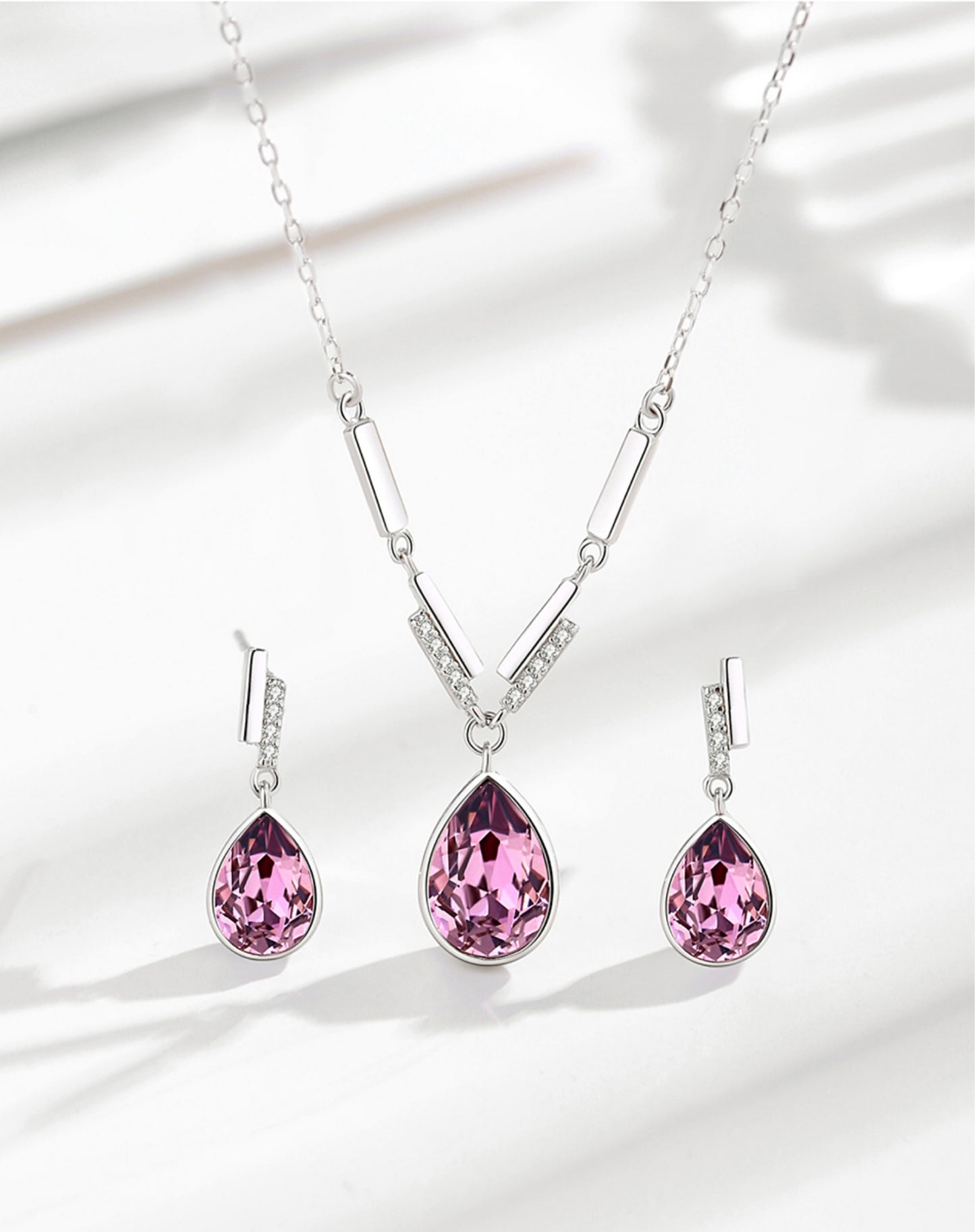 Elegantes Schmuck-Set aus 925er Sterlingsilber mit Swarovski-Kristallen im Tropfendesign – Halskette und Ohrringe in Blau oder Rosa, präsentiert in einer Blumen-Geschenkbox