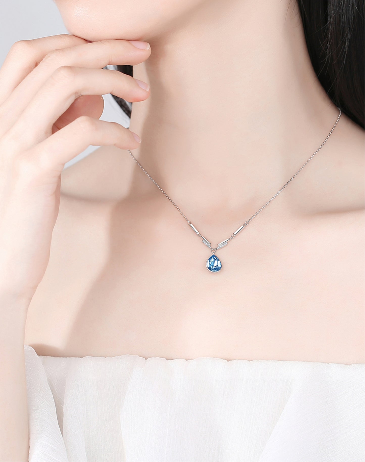 Elegantes Schmuck-Set aus 925er Sterlingsilber mit Swarovski-Kristallen im Tropfendesign – Halskette und Ohrringe in Blau oder Rosa, präsentiert in einer Blumen-Geschenkbox