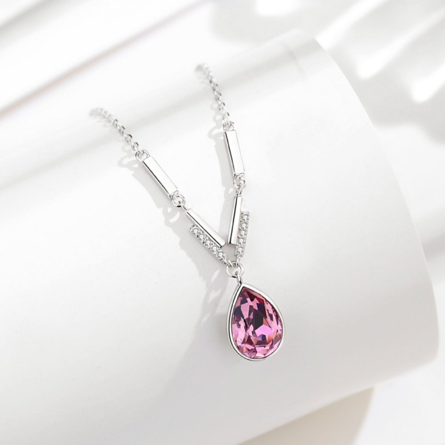 Elegantes Schmuck-Set aus 925er Sterlingsilber mit Swarovski-Kristallen im Tropfendesign – Halskette und Ohrringe in Blau oder Rosa, präsentiert in einer Blumen-Geschenkbox