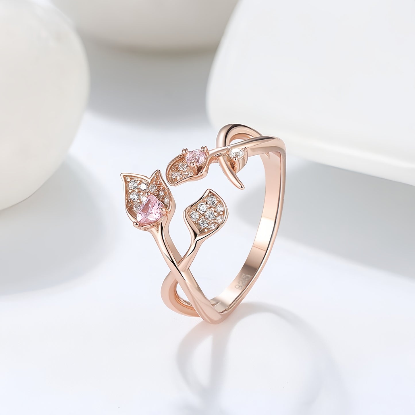 Ring mit Rose und Blättern