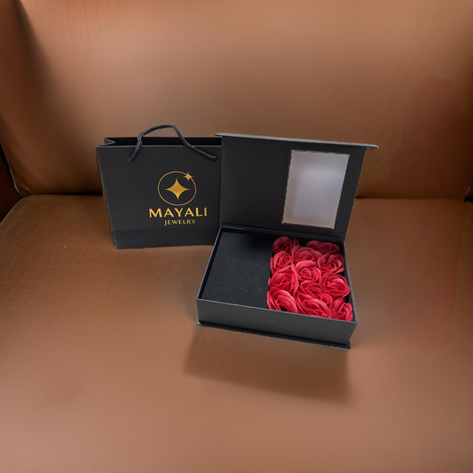 Geschenkbox mit roten Rosen