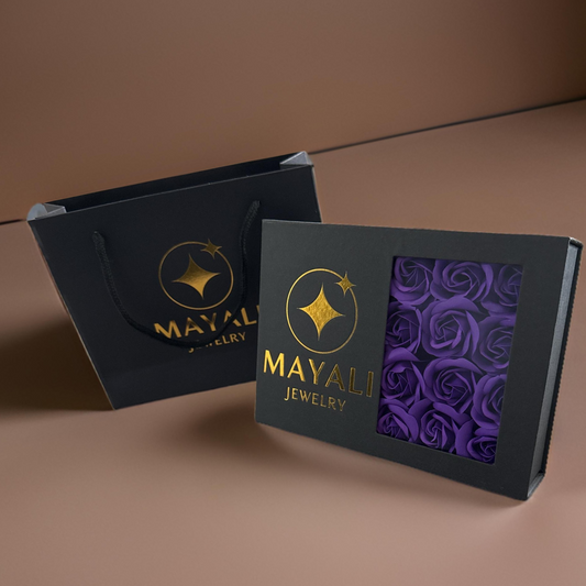 Geschenkbox mit lila Rosen