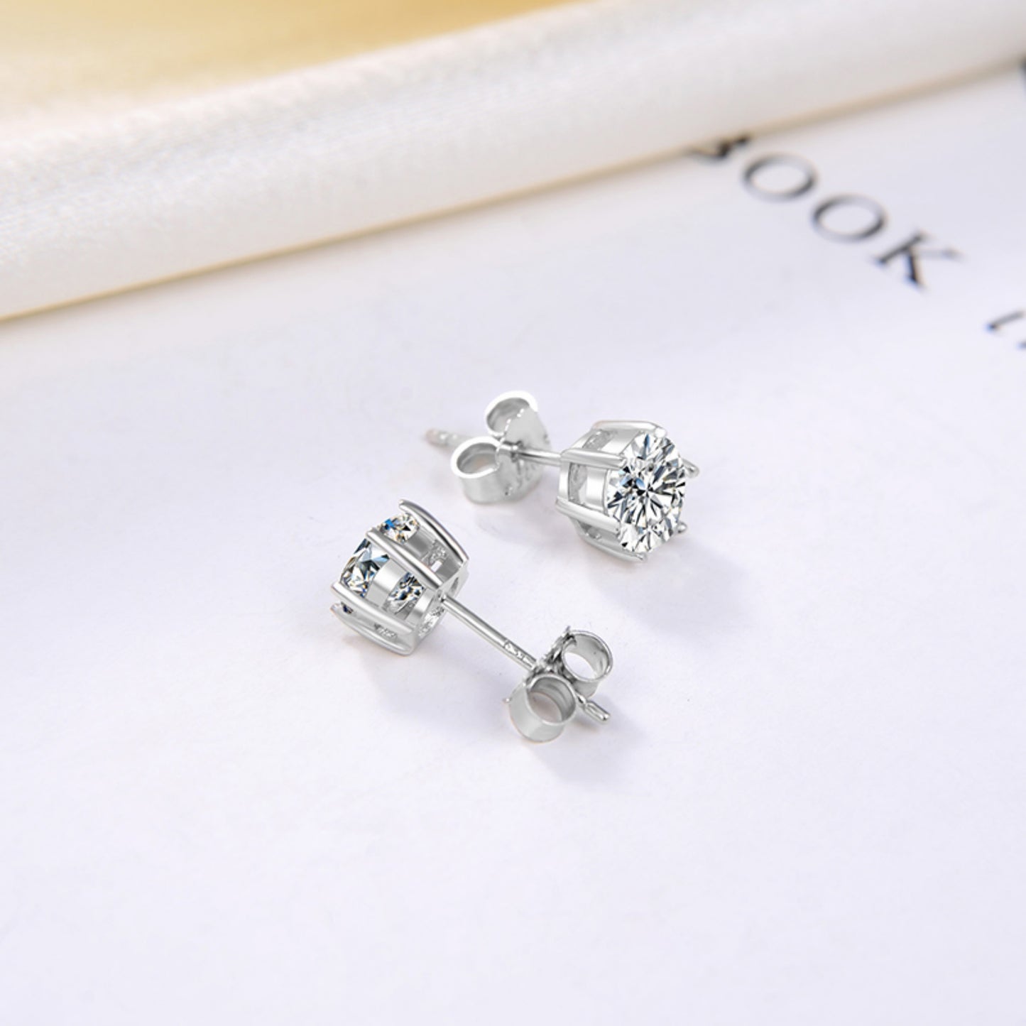 Strahlender Glanz – Elegante Ohrstecker aus 925er Sterling Silber mit funkelndem Zirkonia
