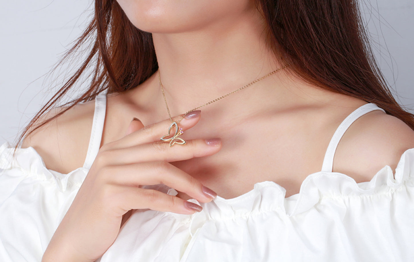 Elegante Schmetterling-Halskette in Gold und Silber– Das perfekte Geschenk für Frauen, liebevoll verpackt in einer Blumen-Geschenkbox
