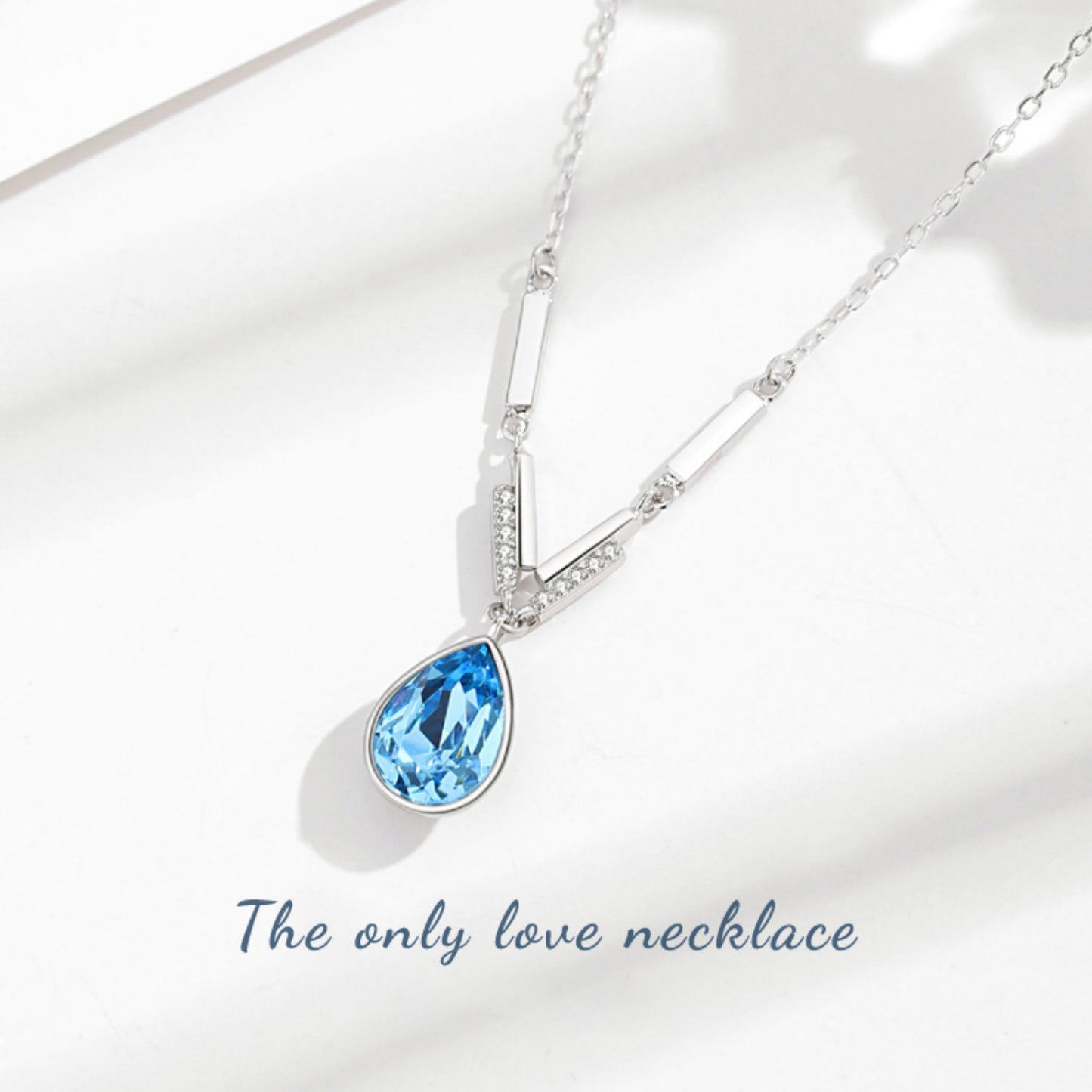 Elegantes Schmuck-Set aus 925er Sterlingsilber mit Swarovski-Kristallen im Tropfendesign – Halskette und Ohrringe in Blau oder Rosa, präsentiert in einer Blumen-Geschenkbox